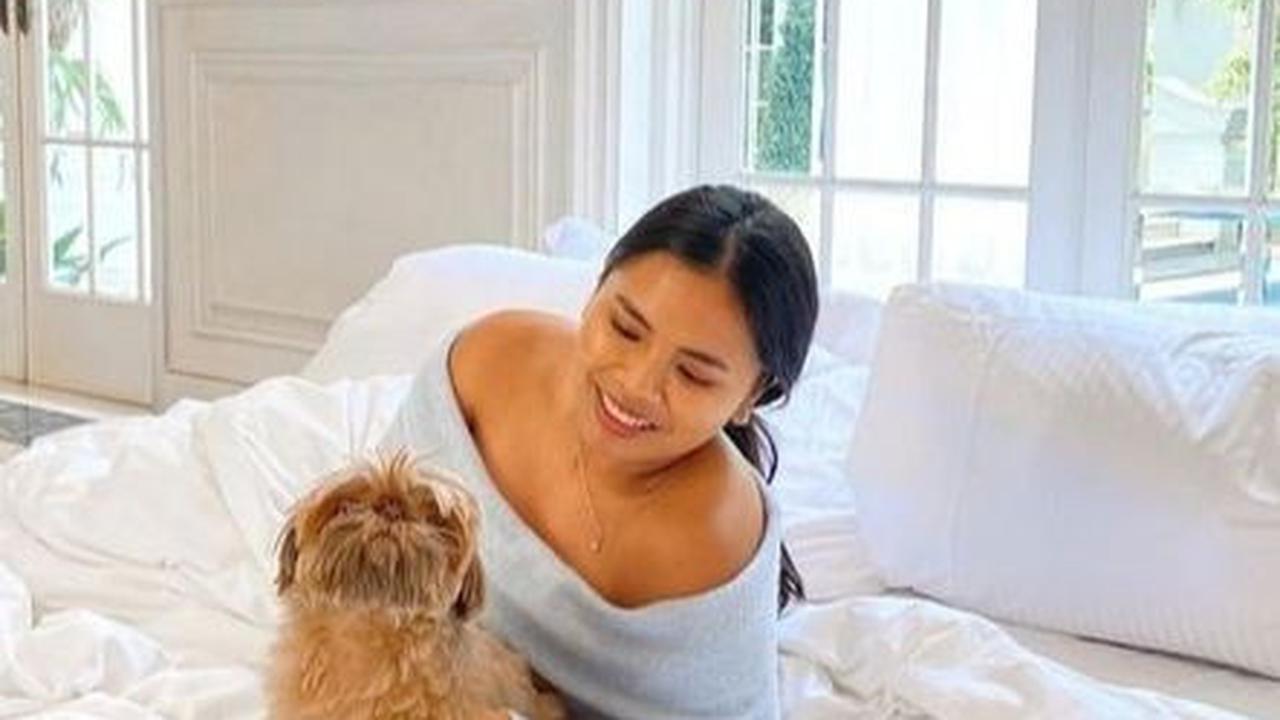 Yang paling menarik adalah potret kamar Felicia. Kamar tersebut tampak sangat luas dilengkapi dengan jendela besar yang menghadap ke kolam renang.