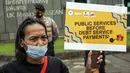 Sejumlah massa yang tergabung dalam Walhi DKI Jakarta dan KRuHa menggelar aksi protes simbolik di depan Kedutaan Besar Inggris, Jakarta, Jumat (11/6/2021). Aksi yang bertepatan dengan pertemuan puncak G7 tersebut menolak utang baru untuk penanggulangan COVID-19. (Liputan6.com/Faizal Fanani)