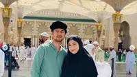 Penampilan Nagita Slavina mencuri perhatian saat umrah bersama Raffi Ahamd dan Rafathar (Dok.Instagram/@raffinagita1717/https://www.instagram.com/p/B8lkq19BJQ-/Komarudin)