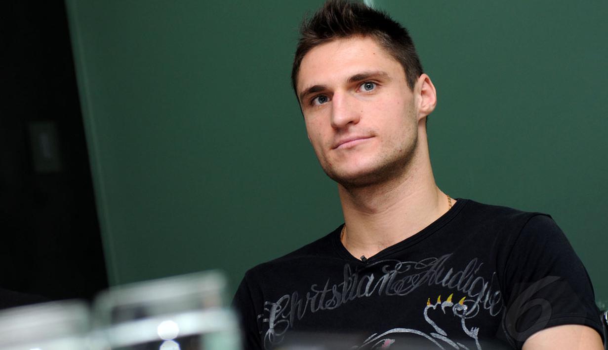 Yevgeni Kabayev lebih banyak diam saat berkunjung ke markas redaksi Liputan6.com, Jakarta (10/12/2014). (Liputan6.com/Helmi Fithriansyah)