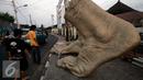 Sejumlah pengunjung menagami karya patung kaki pada Jogja Street Sculpture Project di Jalan Mangkubumi , (30/10/15). Sejumlah karya seni patung di paang di ruang publik yang di ikuti oleh 32 pematung. (Foto /Boy T Harjanto)