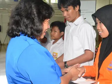 Citizen6, Cilandak: Pada kesempatan tersebut juga dilaksanakan penyerahan bantuan dana pendidikan dari Yalatri (yayasan Kamila Tantri) kepada anak yatim. (Pengirim: Marinir)