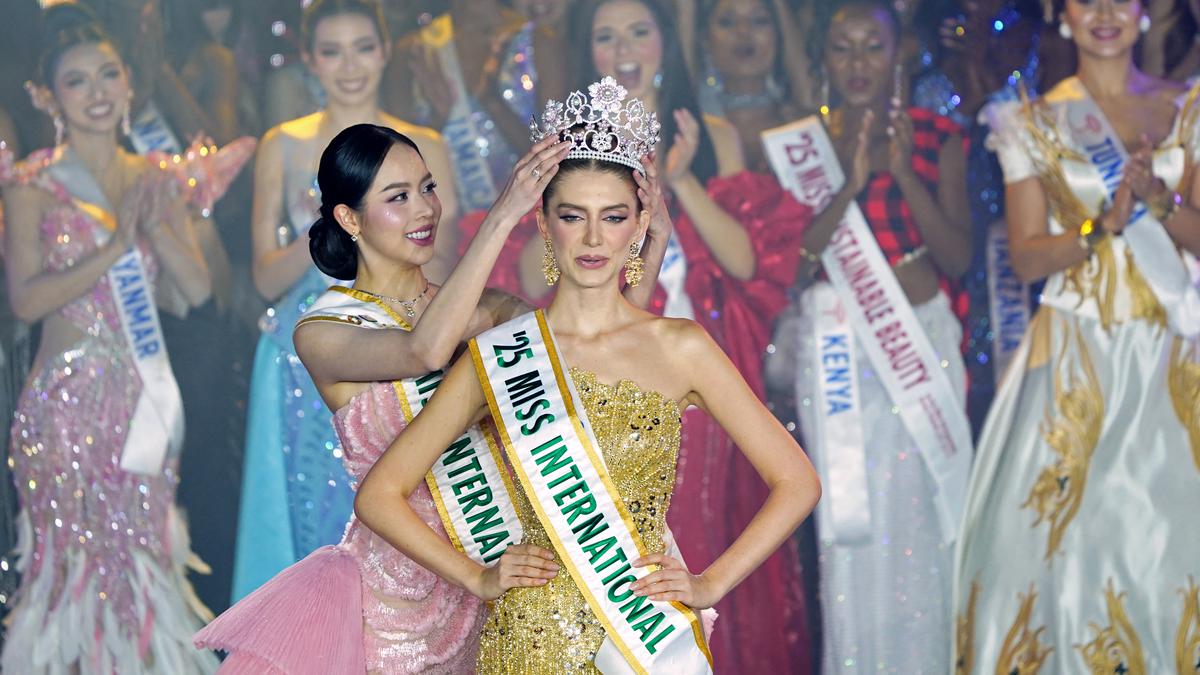 Penantian 21 Tahun Berakhir, Catalina Duque Kembalikan Mahkota Miss International ke Kolombia