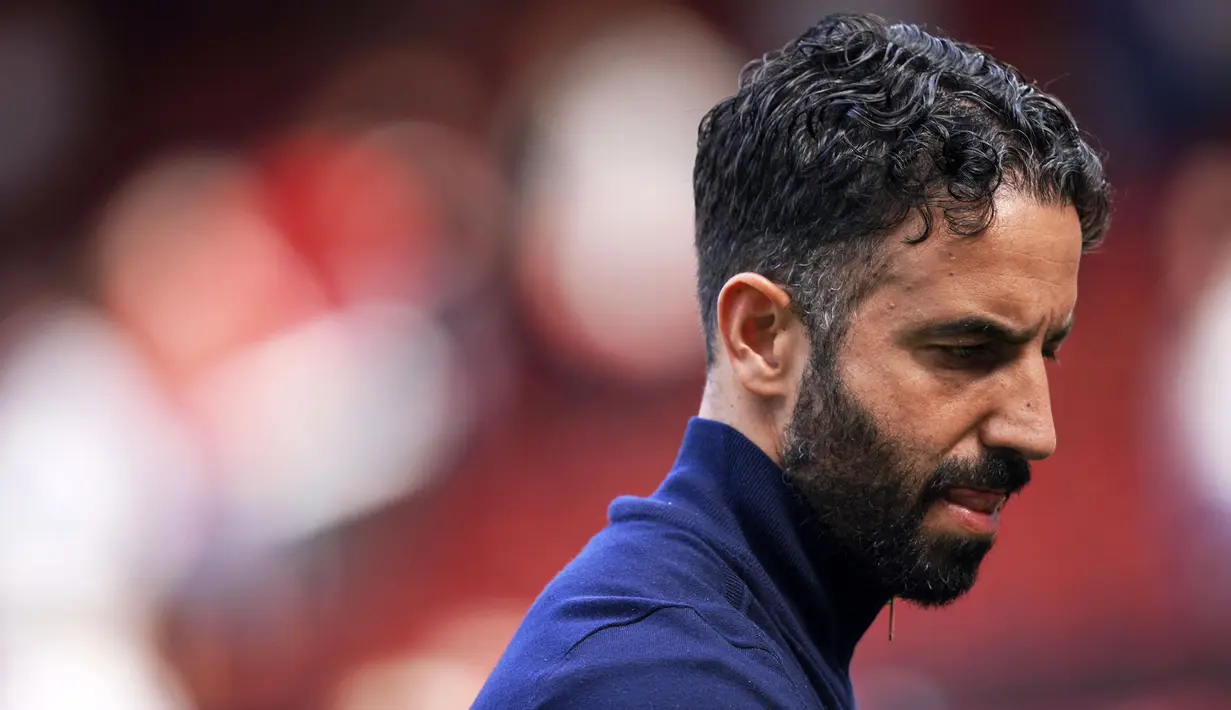 Pelatih Manchester United, Ruben Amorim tertunduk lesu setelah timnya kalah dari West Ham United dalam laga lanjutan Liga Inggris 2024/2025 di Old Trafford, Manchester, Inggris, Minggu (11/05/2025) waktu setempat. (AP Photo/Ian Hodgson)