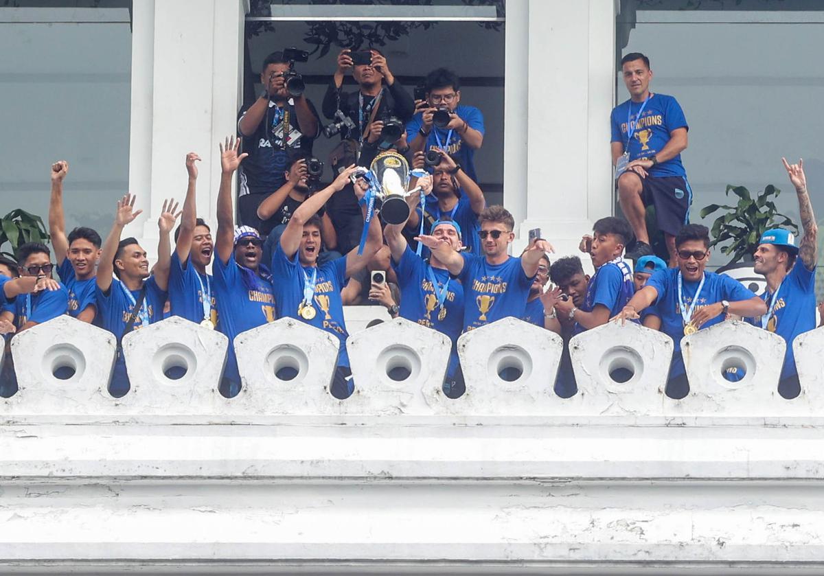 FOTO: Rbuan Boboh Iringi Pawai Persib Bandung