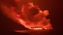 Lava dari gunung berapi mencapai laut di pulau Canary La Palma, Spanyol, Rabu (29/9/2021) dinihari. Lava merah panas dari gunung berapi Cumbre Vieja mencapai Samudra Atlantik, sembilan hari setelah mulai mengalir menuruni gunung. (AP Photo/Saul Santos)