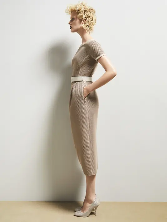 Marilyn Monroe hari ini akan dengan bebas meminjam busana kekasihnya. Celana tukang kayu ukuran pria dna pakaian kerja mekanik, dipadu dengan ikat pinggang yang maskulin. Foto: Document/Max Mara.