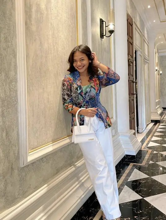 Tampil modern, Amel Carla juga terlihat begitu stylish dengan kebaya yang dipadukan celana berpotongan lurus.  [Foto: Instagram/ Amel Carla]