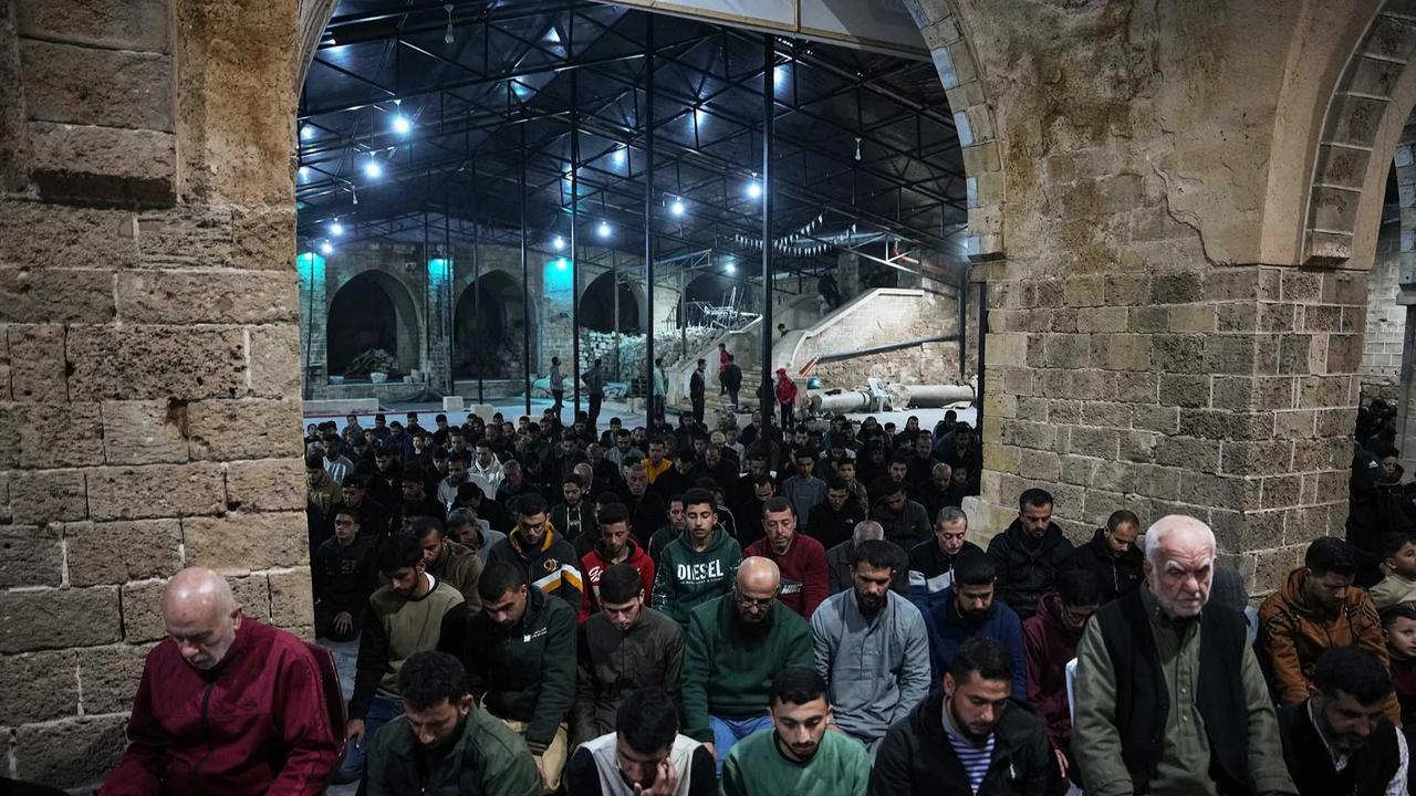 FOTO: Warga Gaza Sambut Ramadan dengan Tarawih di Masjid Terdampak Perang