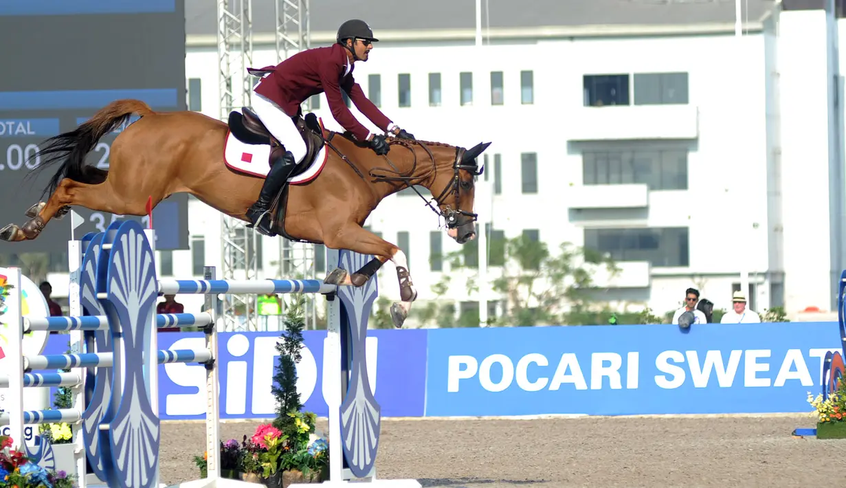 Atlet ketangkasan berkuda Qatar, Althani Al mengendalikan kuda bernama Sirocco saat final round 1 individual jumping Asian Games 2018 di Jakarta, Kamis (30/8). Harga Sirocco sekitar 20 juta euro atau lebih dari Rp 345 miliar. (Merdeka.com/Arie Basuki)