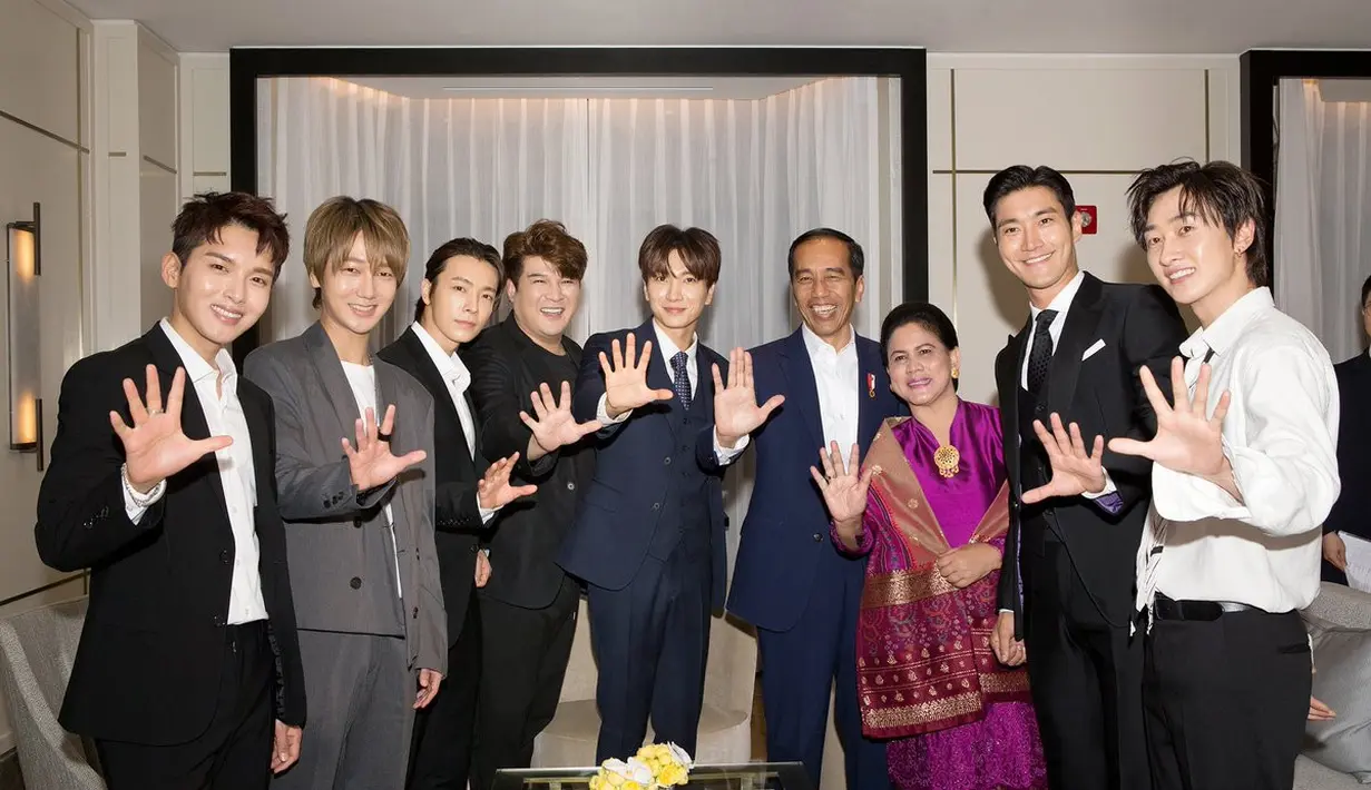 Presiden Republik Indonesia, Joko Widodo bertemu dengan Super Junior kala melakukan kunjungan ke Korea Selatan. (Twitter/SJOfficial)