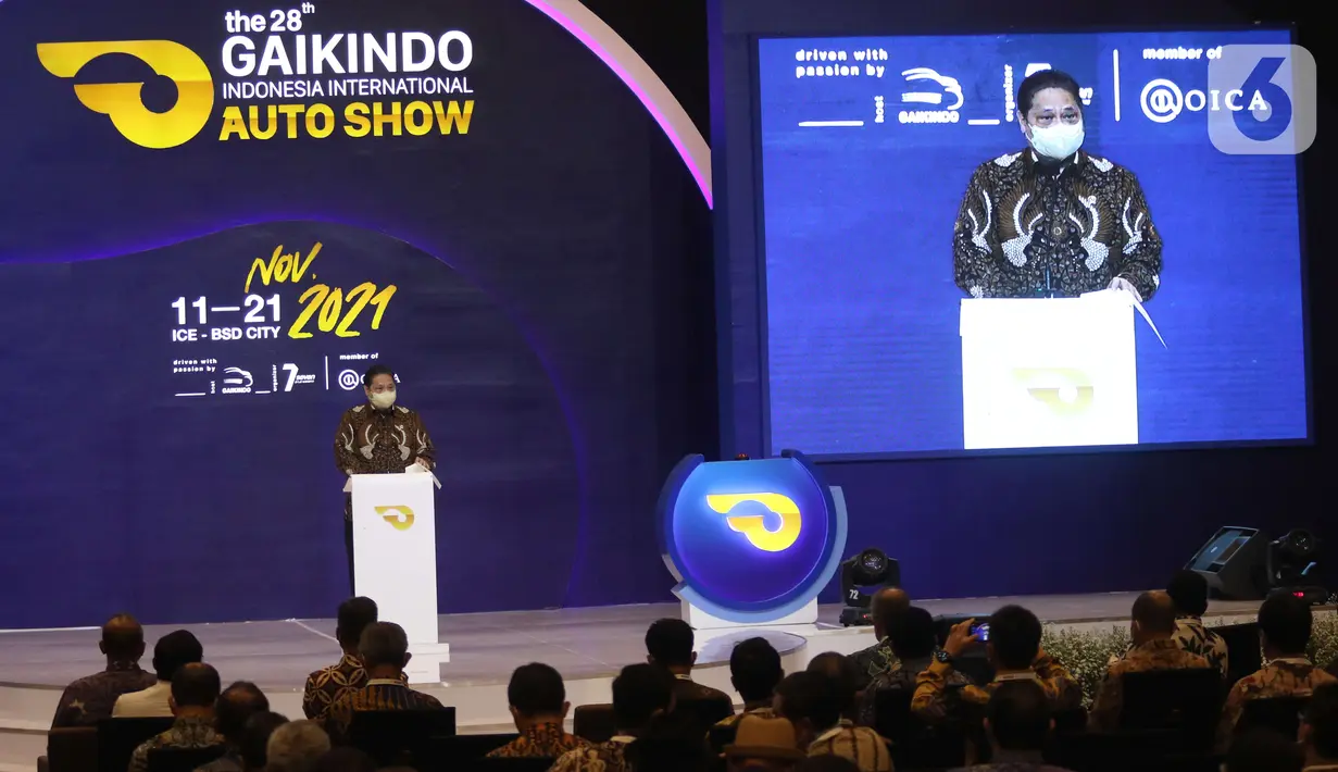Menko Bidang Perekonomian Airlangga Hartarto memberikan sambutan dalam pembukaan Gaikindo Indonesia International Auto Show (GIIAS) 2021 di ICE BSD, Tangerang Selatan, Kamis (11/11/2021). Pameran otomotif terbesar di Indonesia ini digelar hingga 21 November 2021. (Liputan6.com/Angga Yuniar)