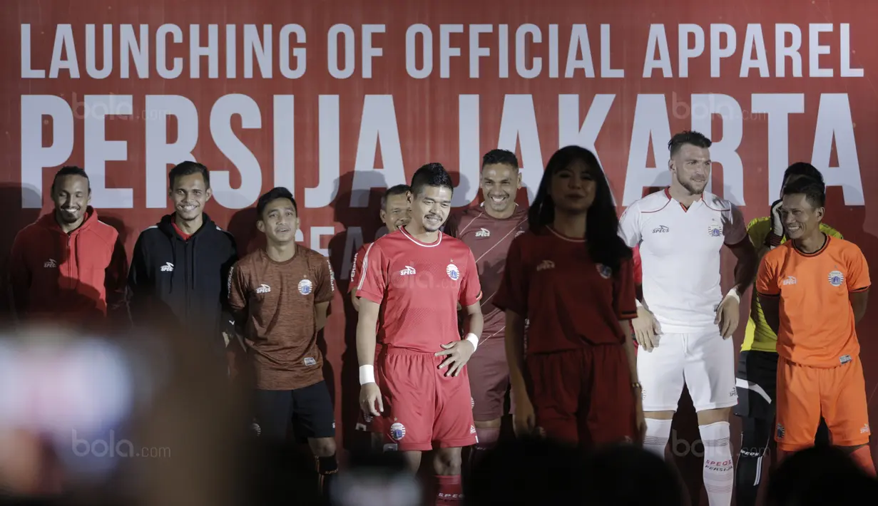 Senyum Bambang Pamungkas saat bergaya menggunakan jersey terbaru pada Launching Official Apparel di Springhill, Kemayoran, Jakarta (2/2/2018). Specs resmi menjadi partner apparel untuk Persija Jakarta. (Bola.com/Nick Hanoatubun)