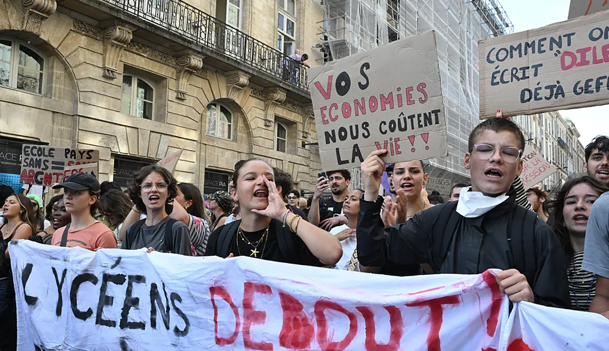 Sejumlah pelajar berjalan bersama saat mengikuti aksi protes terkait kondisi sekolah yang kekurangan sumber daya di Bordeaux, Prancis, Selasa (6/10/2026). Aksi tersebut merupakan bagian dari gerakan pelajar sekolah menengah dan mahasiswa yang menyuarakan persoalan pendidikan, termasuk keterbatasan pendanaan, kekurangan tenaga pengajar, kepadatan ruang kelas, serta kondisi infrastruktur sekolah. Para pelajar turun ke jalan untuk menyampaikan aspirasi dan menuntut perhatian terhadap kondisi pendidikan di Prancis. (AP Photo/Caroline Blumberg)