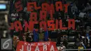 Suporter tim bulutangkis Indonesia membentangkan tulisan Selamat Hari Pancasila saat menyaksikan laga BCA Indonesia Open 2016 di Istora Senayan Jakarta, Rabu (1/6/2016). (Liputan6.com/Helmi Fithriansyah)
