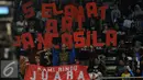 Suporter tim bulutangkis Indonesia membentangkan tulisan Selamat Hari Pancasila saat menyaksikan laga BCA Indonesia Open 2016 di Istora Senayan Jakarta, Rabu (1/6/2016). (Liputan6.com/Helmi Fithriansyah)