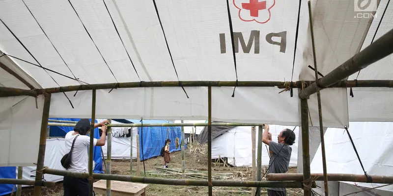 Terus Bertambah, Pengungsi Gunung Agung Dirikan Tenda Sendiri