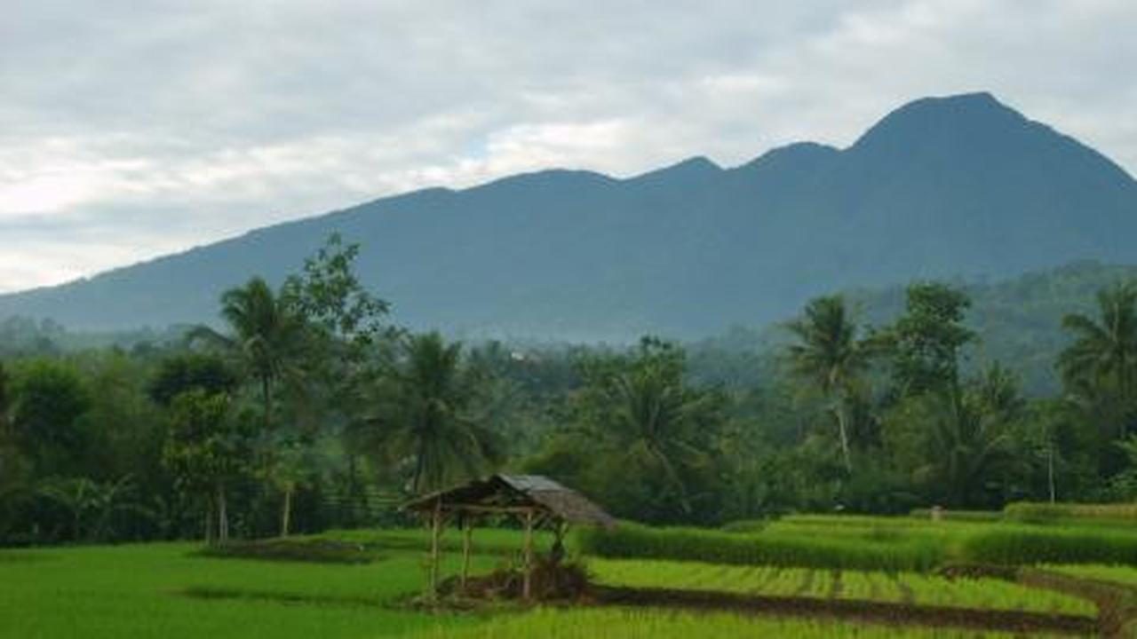 Gunung Salak dan mitos keheningan
