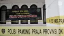 Garis Satpol PP terbentang di depan Diskotek Old City yang disegel di Tambora, Jakarta, Selasa (23/10). Satpol PP DKI menutup sementara Diskotek Old City tadi malam karena adanya penemuan pemakaian narkoba di lokasi tersebut (Merdeka.com/Iqbal S. Nugroho)