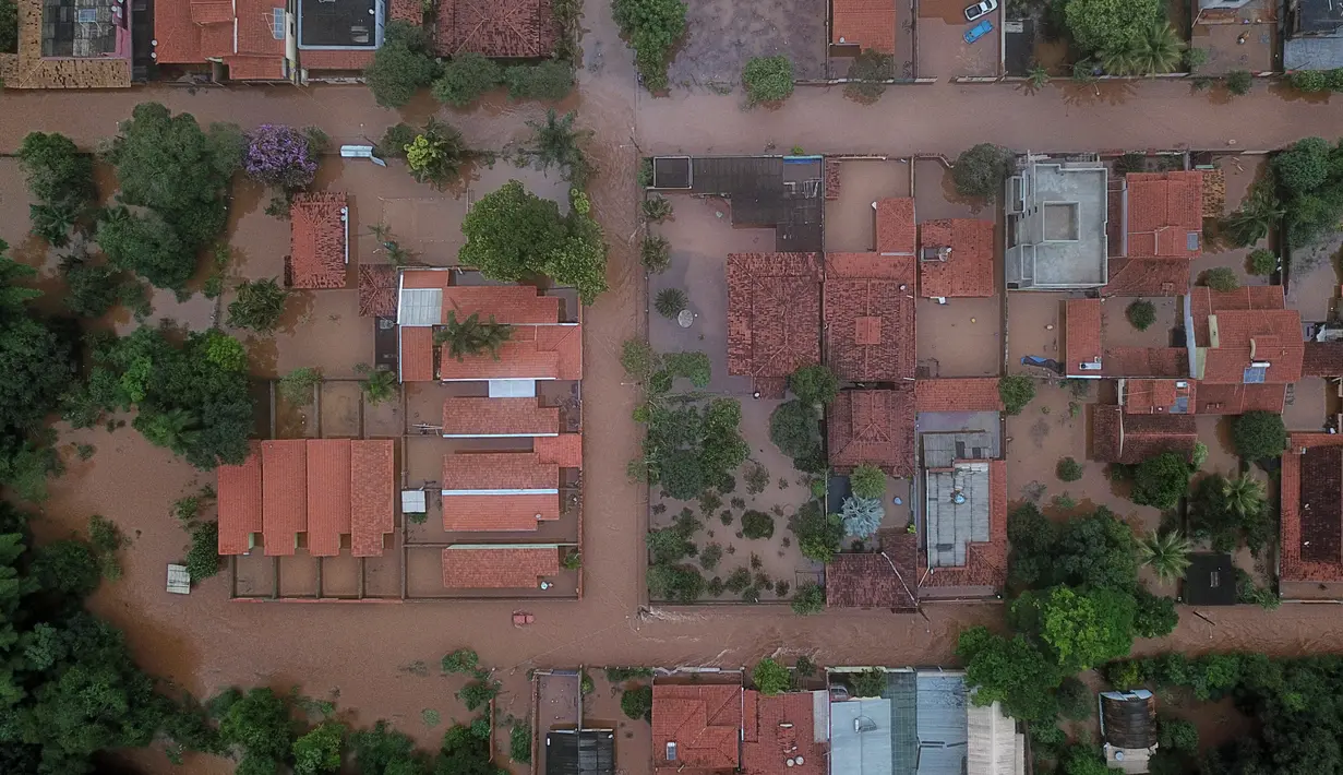 Pemandangan udara menunjukkan banjir di kotamadya Juatuba Brasil, yang terletak di negara bagian Minas Gerais, setelah hujan yang sangat deras turun dalam beberapa hari terakhir di Brasil tenggara pada 10 Januari 2022. (AFP/Douglas Magno)