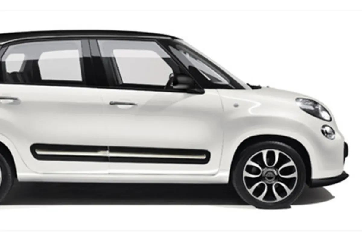 Tampilan Samping Mobil Fiat 500L (Fiat)