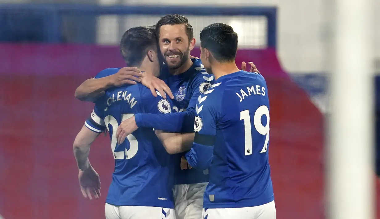 Gelandang Everton, Gylfi Sigurdsson (tengah) merayakan gol keduanya ke gawang Tottenham Hotspur dalam laga lanjutan Liga Inggris 2020/2021 pekan ke-32 di Goodison park, Liverpool, Jumat (16/4/2021). Everton bermain imbang 2-2 dengan Tottenham. (AP/Jon Super/Pool)