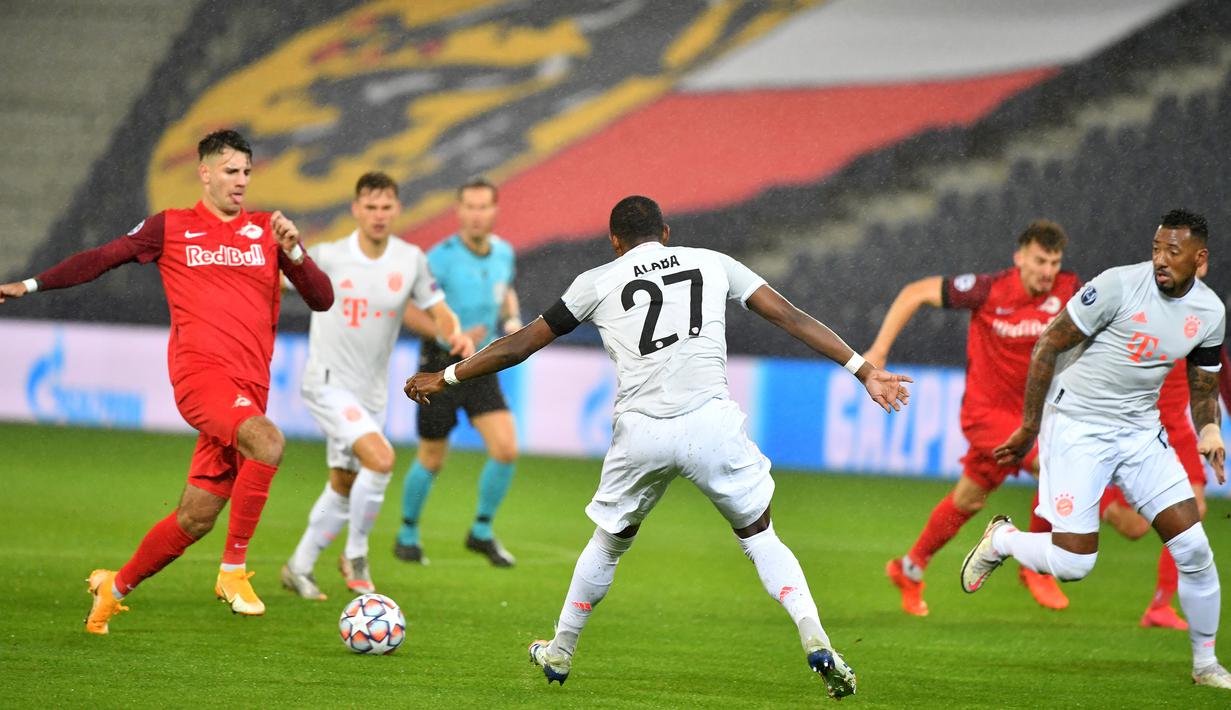 Bek Bayern Munchen, David Alaba, berebut bola dengan gelandang Salzburg, Dominik Szoboszlai, pada laga lanjutan Liga Champions 2020/2021 di Stadioin Wals-Siezenheim, Rabu (4/11/2020) dini hari WIB. Bayern Munchen menang 6-2 atas Salzburg. (AFP/Barbara Gindl/APA)