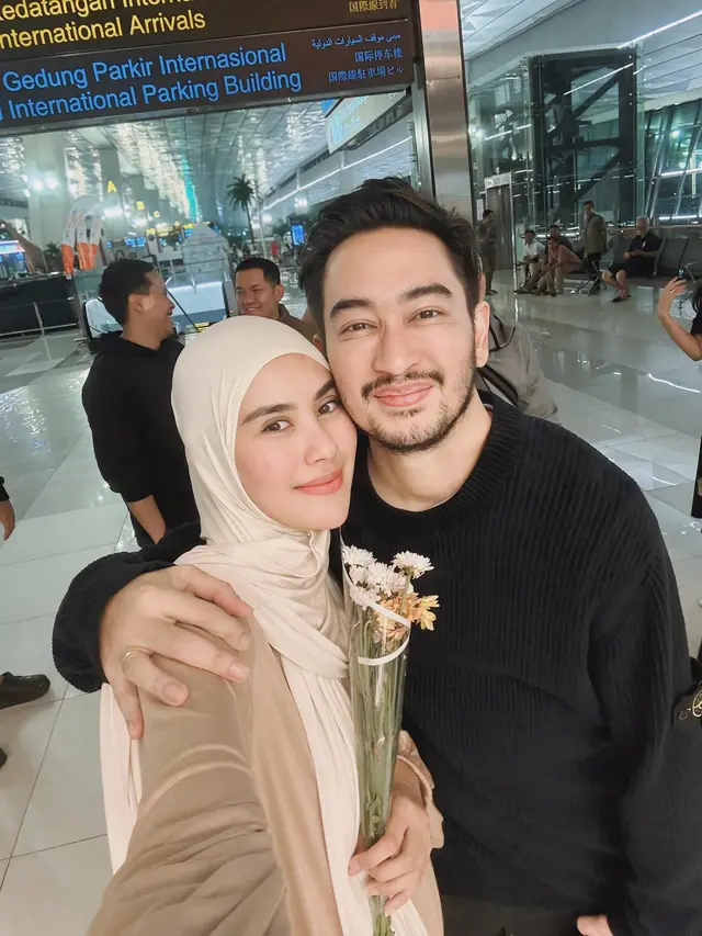 7 Potret Syahnaz Sadiqah yang Pulang Berhaji, Kini Tampil Berhijab