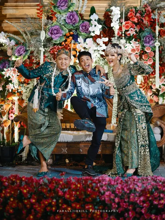 Wajahnya dipoles makeup bold berupa eyeshadow smokey dan lipstik nuansa nude.. [Instagram/faralljibrill_official]