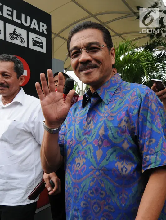 Mantan Menteri Dalam Negeri, Gamawan Fauzi meninggalkan gedung KPK seusai pemeriksaan, Jakarta, Kamis (3/5). Gamawan diperiksa sebagai saksi untuk mantan Kepala Pusat Data dan Sistem Informasi Setjen Kemendagri Dudy Jocom. (Merdeka.com/Dwi Narwoko)