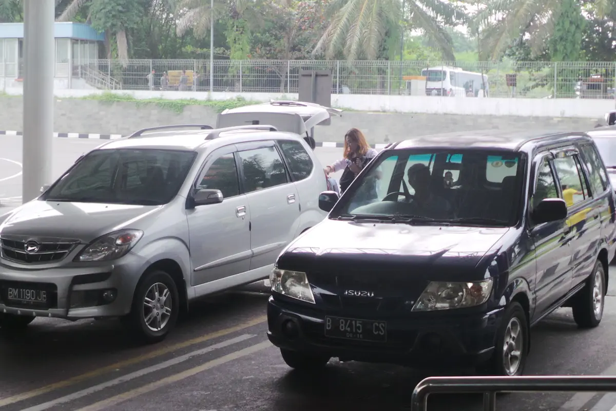 PLT Gubernur Riau Kecam Peredaran Mobil Berplat Jakarta