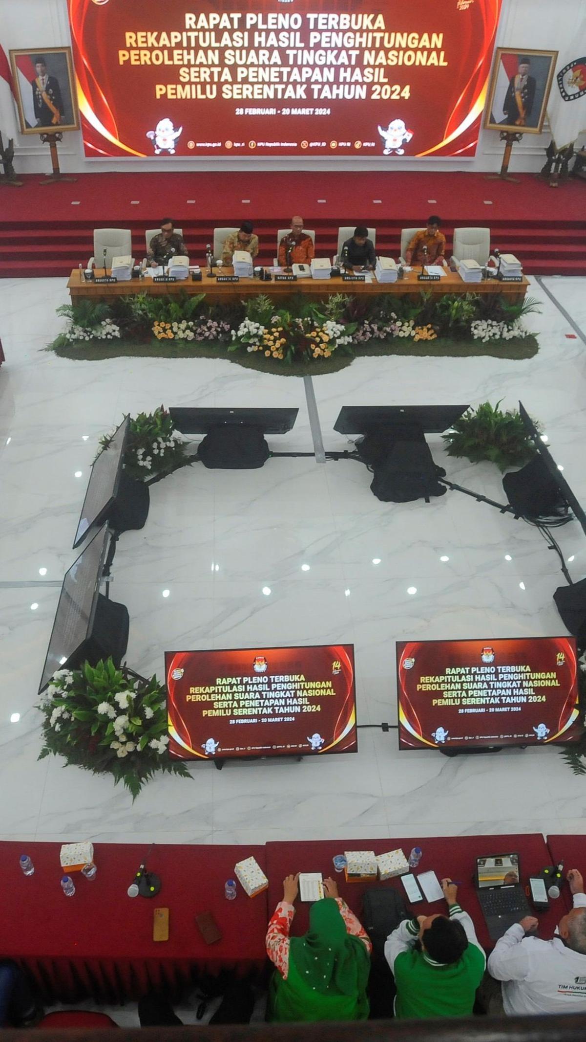 Dalam rapat itu, Hasyim mengawali rapat dengan membacakan tata tertib dan alur rekapitulasi hasil penghitungan suara tingkat nasional di ruang rapat utama lantai 2 Kantor KPU RI. Foto: merdeka.com / Arie Basuki<br>