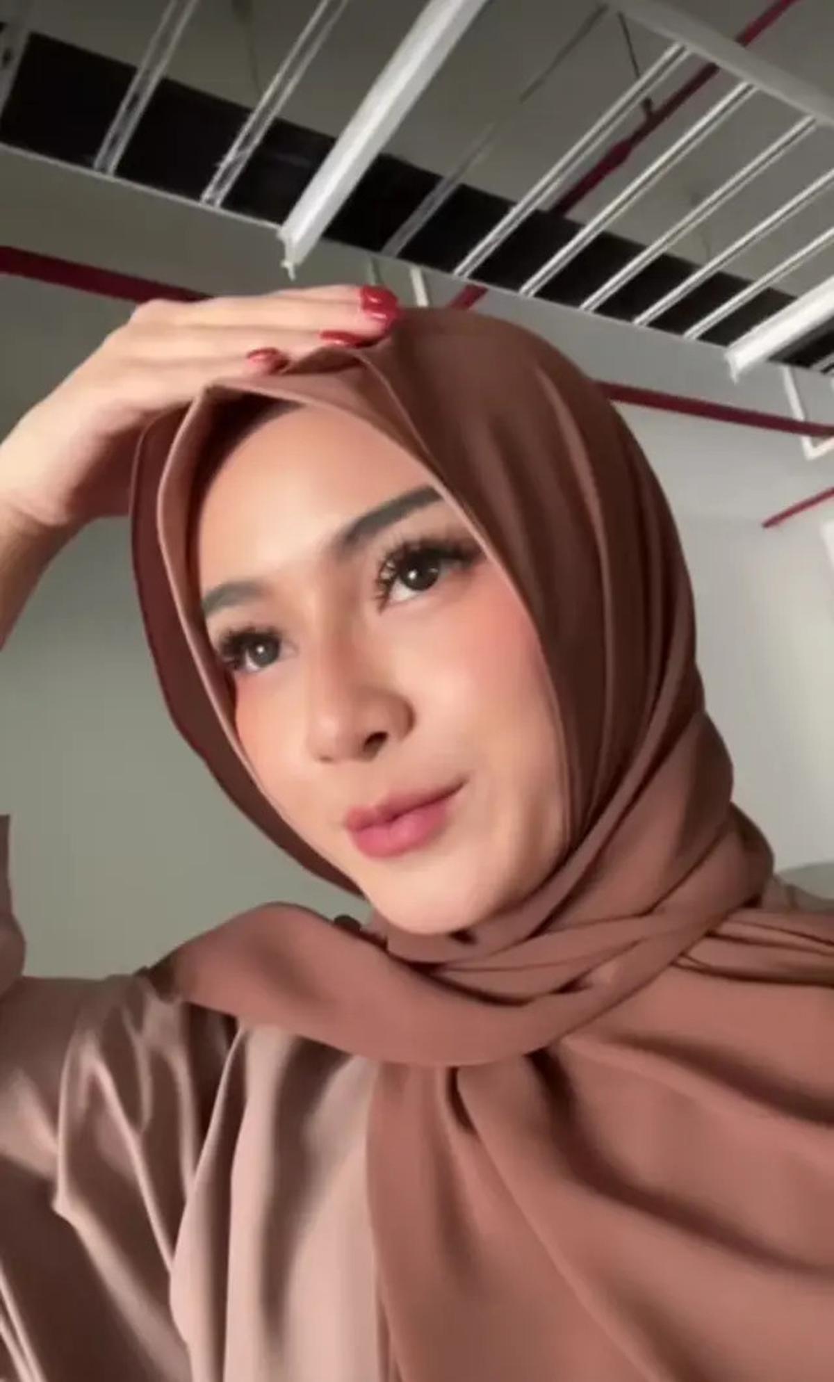 7 Potret Dara dan Mita Band Rock The Virgin Berhijab, Tampil Kalem