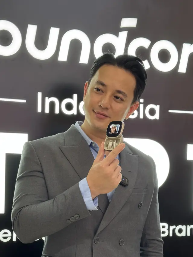 Billy Davidson dengan TWS case ANKER. Dok. Anker