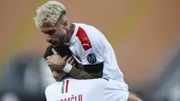 Pemain AC Milan, Samu Castillejo, melakukan selebrasi usai membobol gawang Lecce pada laga Serie A di Stadion Via del Mare, Senin (22/6/2020). AC Milan menang 4-1 atas Lecce. (Spada/LaPresse via AP)