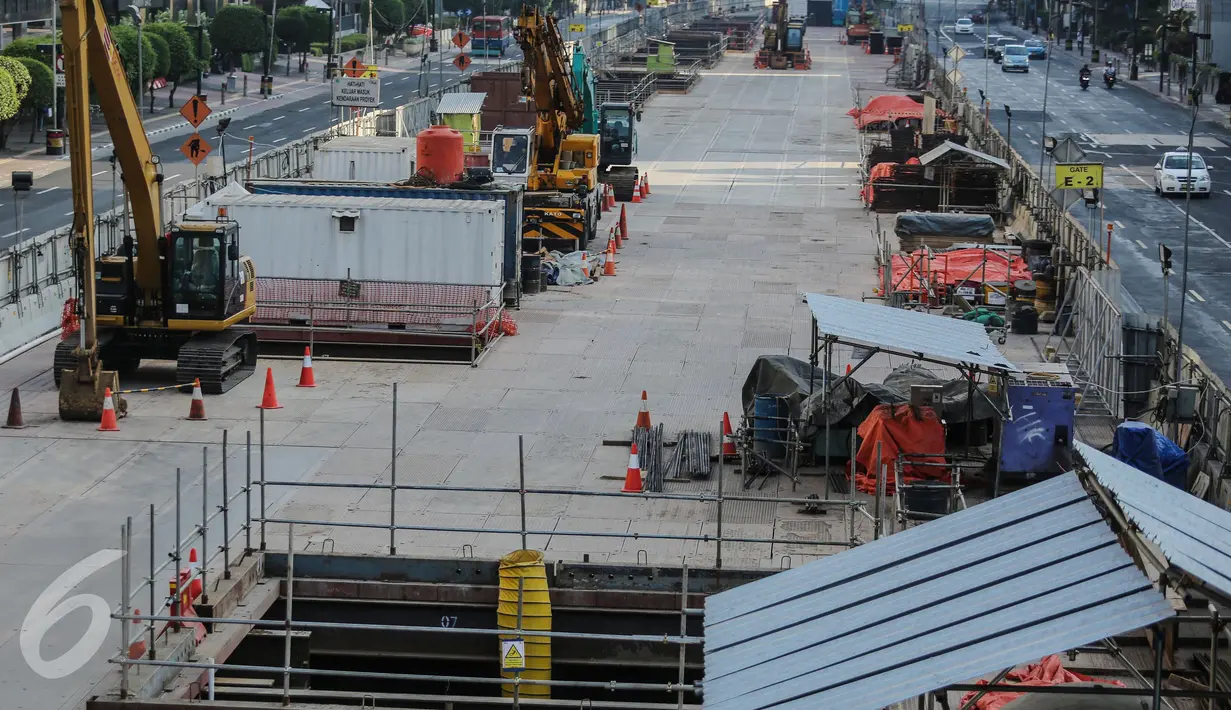 Proyek pembangunan jalur MRT dihentikan sementara selama masa libur Lebaran 2015. Dperkirakan aktifitas pembangunan jalur MRT akan dimulai kembali tujuh hari setelah Lebaran. Foto diambil pada , Jumat (17/7/2015). (Liputan6.com/Faizal Fanani)