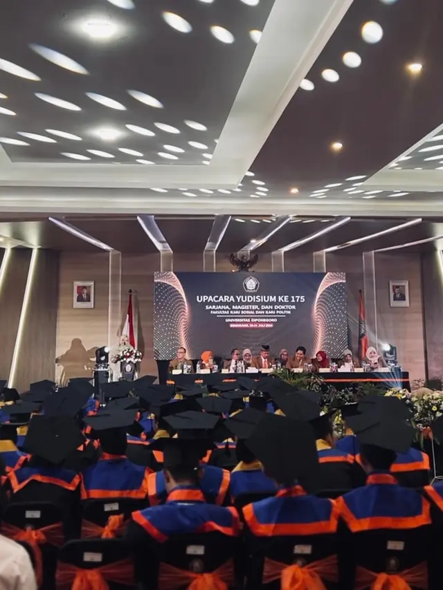 Kuliah Satu Kelas, Ini 7 Potret Chacha Frederica dan Suami Wisuda S2 Bareng