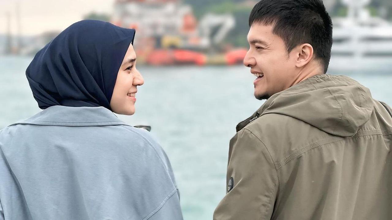 Dhini Aminarti Unggah Foto Terbaru Bareng Dimas Seto dan Perlihatkan Kemesraan: Semua Akan Indah Pada Waktunya