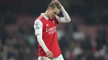 Gelandang Arsenal, Martin Odegaard tertunduk setelah pertandingan melawan Southampton pada lanjutan Liga Inggris di stadion Emirates di London, Sabtu, 21 April 2023. (AP Photo/Kirsty Wigglesworth)