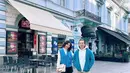 Berpose bersama Jordi Onsu di depan restoran, Sarwendah tampil stylish mengenakan turtleneck top warna krem dengan vest warna biru bersama mini skirt dan legging warna hitam. (Instagram/sarwendah29).