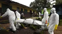 Petugas medis dari Croix Rouge LSM membawa jenazah korban Ebola dari sebuah rumah di Monrovia, Liberia, 29 September 2014. Dari empat negara di Afrika Barat, Liberia menjadi negara yang paling parah terkena wabah Ebola. (AFP PHOTO/PASCAL GUYOT)