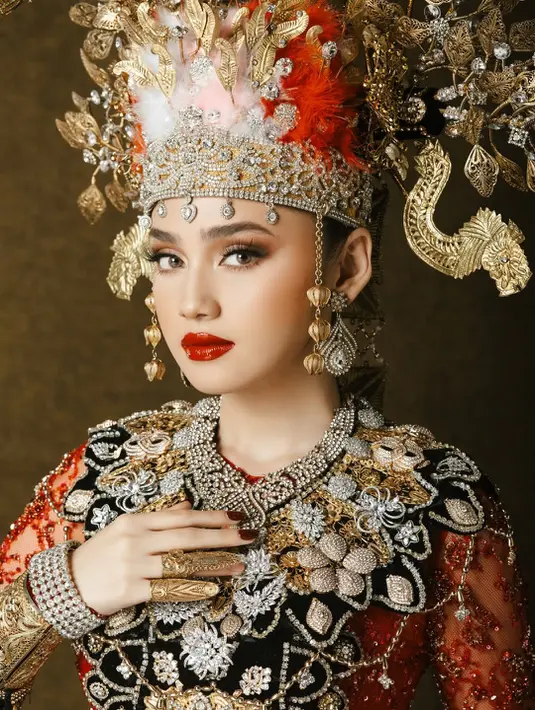 Dipulas MUA ternama Ryan Ogilvy, Syifa Hadju tampil bold dengan eyeshadow yang deep dan lipstik merah [@syifahadju]