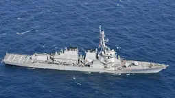 Kondisi kapal perusak USS Fitzgerald yang bertabrakan dengan kapal dagang di prefektur Shizuoka, Jepang (17/6). Tabrakan itu terjadi pada 103 kilometer sebelah barat daya Yokosuka, Jepang, pangkalan Armada Ketujuh AS. (Iori Sagisawa/Kyodo News via AP)