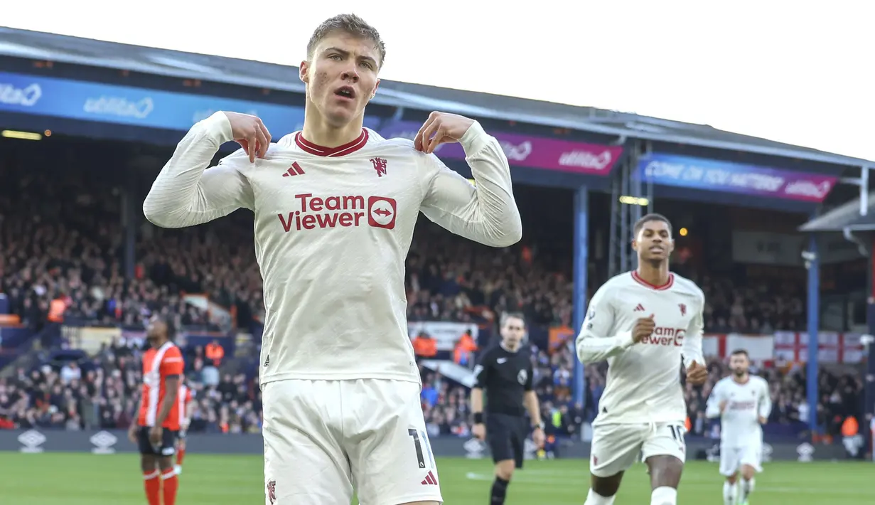 Pemain Manchester United, Rasmus Hojlund, melakukan selebrasi setelah mencetak goll ke gawang Luton Town dalam duel pekan ke-25 Premier League di Kenilworth Road, Minggu (18/2/2024). Kemenangan ini penting bagi MU untuk menjaga laju positif sekaligus terus mendekat ke empat besar klasemen Liga Inggris sementara. (AP Photo/Ian Walton)
