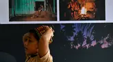 Pengunjung melihat karya pameran foto jurnalistik Prahara Pulau Emas di Museum Tsunami Aceh, Banda Aceh, Aceh, Sabtu, 8 Agustus 2026. (AFP/ Chaideer Mahyuddin)