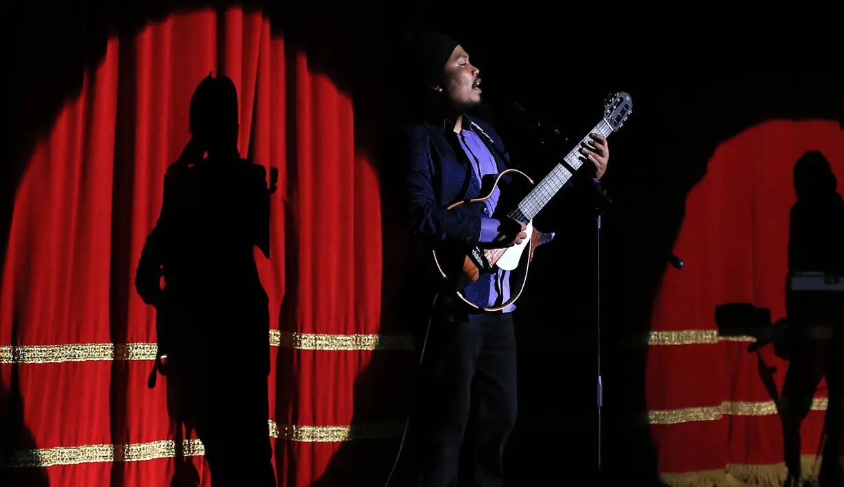 Is juga menyampaikan rasa bangga terhadap para musisi yang telah mengiringinya selama tampil. Ia berharap agar semuanya selalu mencapai kesuksesan. (Deki Prayoga/Bintang.com)