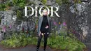 Anya Taylor-Joy mengenakan jaket wol dan sutra abu-abu Dior Winter 2024-2025 dengan turtleneck kasmir hitam dan celana pendek rajutan. Dia juga memakai sepatu Dior. [Dok/Dior]