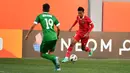<p>Bek Timnas Indonesia U-20, Kakang Rudianto mengiring bola dari kalawan pemain Irak, Sajjad Mohammed selama pertandingan Piala Asia U-20 di Stadion Lokomotiv, Tashkent, Uzbekistan, Rabu (1/3/2023). Timnas Indonesia kalah 0-1 dari Irak. (Foto:Dok PSSI)</p>