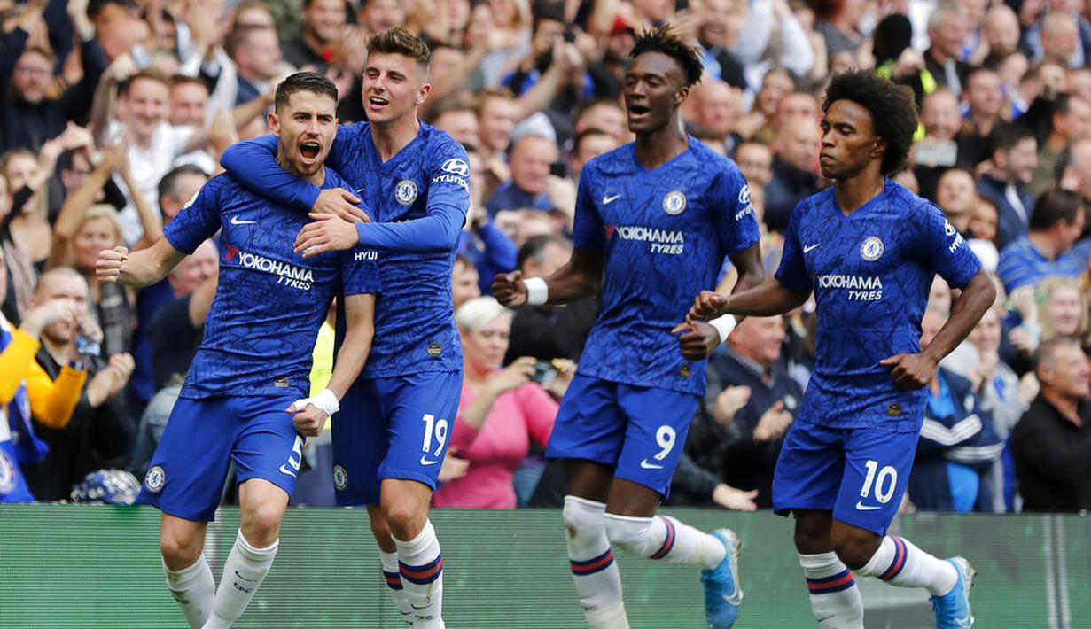 Para pemain Chelsea merayakan gol yang dicetak oleh Jorginho ke gawang Brighton & Hove Albion pada laga Premier League di Stadion Stamford Bridge, Sabtu (28/9). Chelsea menang 2-0. (AP/Frank Augstein)