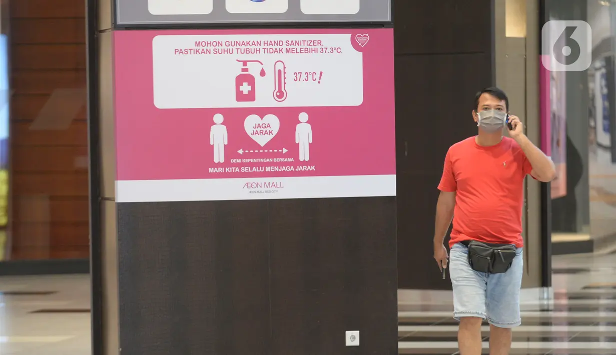 Pengunjung berjalan di AEON Mall setelah kembali dibuka untuk umum di BSD City, Kabupaten Tangerang, Banten, Kamis (13/8/2020). Pemkab Tangerang kembali membuka AEON Mall BSD setelah lebih sepekan ditutup karena dua karyawan pusat perbelanjaan itu positif Covid-19. (merdeka.com/Dwi Narwoko)